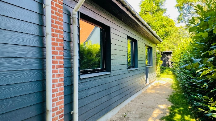 Ny dør i træbeklædt facade